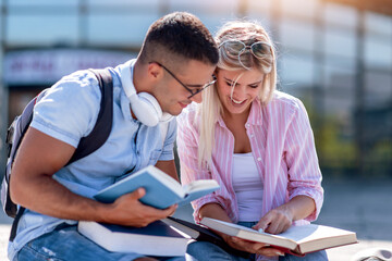 Obraz premium Students learn outside.