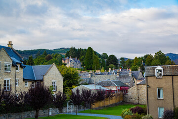 Vista de pueblo pintoresco entre bosques de monta&ntilde;as 