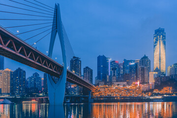 Obraz premium Night view of the Qiansimen bridge and the skyline in Chongqing, China.