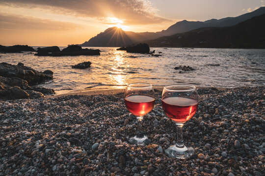 Ein Glas Wein am Strand genie&szlig;en
