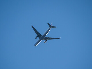 Fototapeta na wymiar Aeroplane flying high above Sydney Harbour Australia