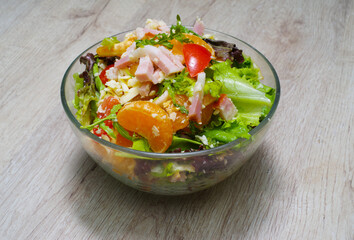 Salad with tangerine and ham