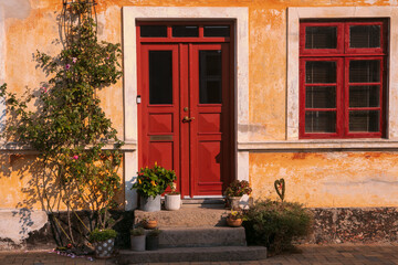 mit Blumen und Pflanzen dekorierte Haustür mit Fenster in Rudkøbing, Langeland, Syddanmark
