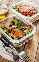 Keto lunchboxes - grilled chicken with cauliflower rice and chicken and broccoli