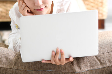 寝ながらパソコンを操作する若い女性 Wall Mural Wallpaper Murals こうまる