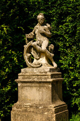 Obraz premium Big old statue of a woman in the park.