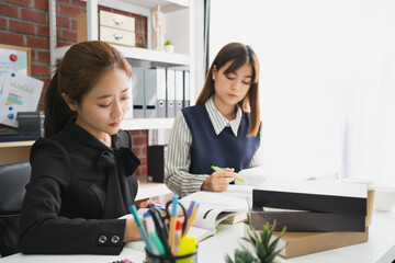 Asian groups are brainstorming and reviewing lessons in the university.