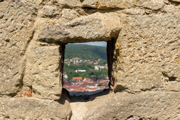 Blick durch Fenster einer Burgruine