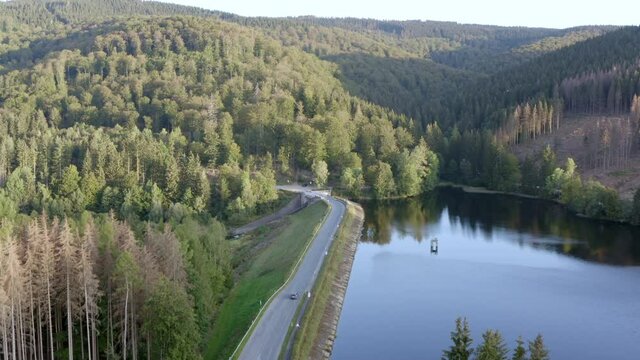 Volvo v60 fährt über eine Talsperre, Brücke, Damm, Stausee im Harz, Söse, Sösetalsperre