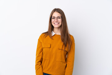 Obraz premium Young woman over isolated white background with glasses and smiling