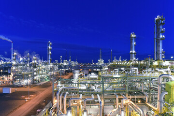 Raffinerie Industrieanlage in der Nacht - Produktion und Verarbeitung von Erdöl