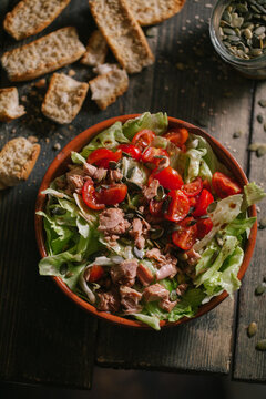 Mixed salad with tuna and tomatoes