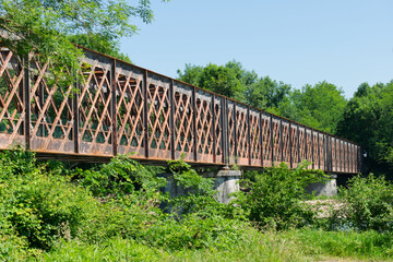 Pont de structure, m&eacute;tallique, entre Salies de B&eacute;arn et Puyoo,  construit en 1884 par Eiffel, qui mesure 187 m et qui reliait gr&acirc;ce &agrave; la voie de chemin de fer aujourd'hui d&eacute;truite Puyoo &agrave; St Palais