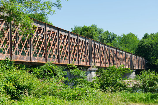 Pont de structure, m&eacute;tallique, entre Salies de B&eacute;arn et Puyoo,  construit en 1884 par Eiffel, qui mesure 187 m et qui reliait gr&acirc;ce &agrave; la voie de chemin de fer aujourd'hui d&eacute;truite Puyoo &agrave; St Palais