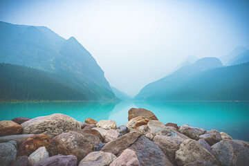 Surplombant le magnifique lac bleu et brumeux du lac Louise.