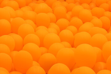 방안 가득찬 오랜지 색 풍선들