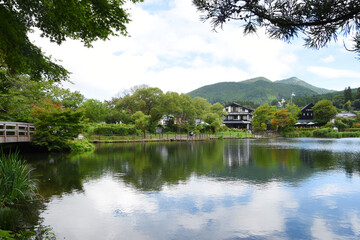 Fototapeta na wymiar 天祖神社から見た湯布院の金鱗湖 