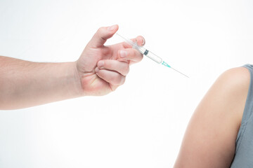 mano caucasica aplicando vacuna de coronavirus covid-19 con fondo blanco, en buenos aires argentina...