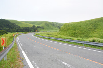大分県由布市・別府市へのやまなみハイウェイのカーブ