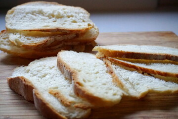 fette di pane bianco tagliato su tagliere 