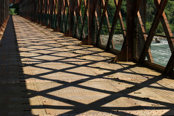 Pont de structure, m&eacute;tallique, entre Salies de B&eacute;arn et Puyoo,  construit en 1884 par Eiffel, qui mesure 187 m et qui reliait gr&acirc;ce &agrave; la voie de chemin de fer aujourd'hui d&eacute;truite Puyoo &agrave; St Palais