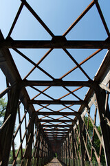 Pont de structure, métallique, entre Salies de Béarn et Puyoo,  construit en 1884 par Eiffel, qui mesure 187 m et qui reliait grâce à la voie de chemin de fer aujourd'hui détruite Puyoo à St Palais