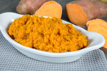 purée de patate douce sur une table