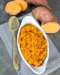 purée de patate douce sur une table