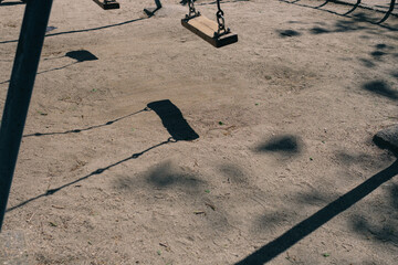 揺れるブランコ