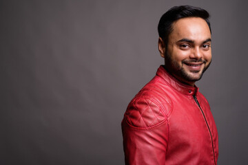 Obraz premium Young bearded Indian man against gray background