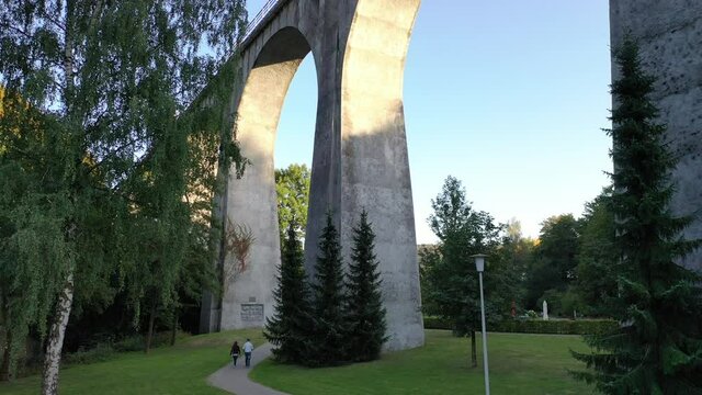 Camera flies up at the Willinger Viaduct