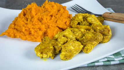 morceaux de poulet au curry et purée de patate douce