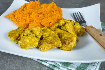 morceaux de poulet au curry et purée de patate douce