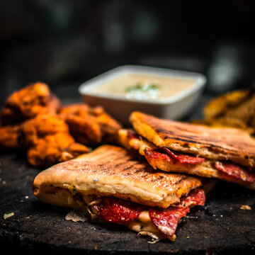 Sandwich De Pepperoni Con Papas Fritas Rusticas Y Pollo Frito Picante