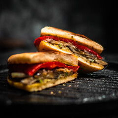 Sandwich vegetariano con papas fritas