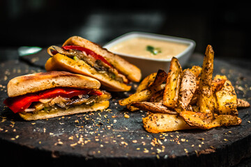 Sandwich vegetariano con papas fritas