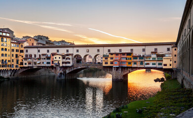 Fototapeta premium Florence, Italy: Ponte Vecchio over the Arno river at sunset