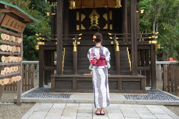 お参りする美しい浴衣女性