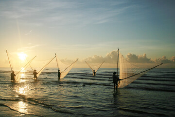 Obraz premium Nam Dinh, VIETNAM - August 1 :. Fishermen working in the fishing village of Hai Hau, Vietnam on August 1, 2014 in Hai Hau district, Nam Dinh .