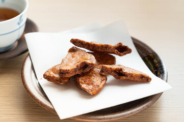 堅焼きのしょうゆせんべい　割れせん
