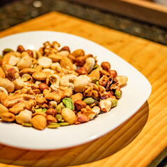 Plato de almendras, nueces y otros granos.