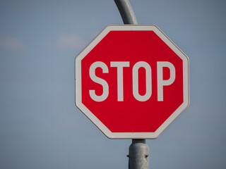 Stop Schild an einer Ampel