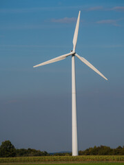Windkraftanlage vor blauem Himmel, erneuerbare Energien