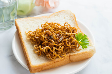 焼きそばを乗せた食パン