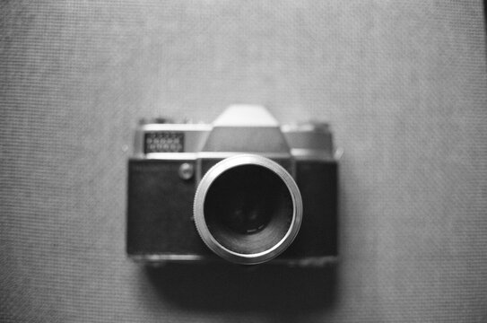 Fototapeta a black and white shot of an old camera