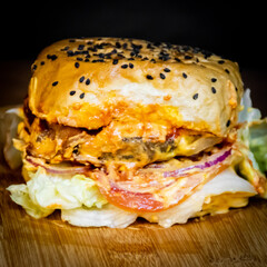 hamburguesa y papas fritas son salsa de ajo y ketchup.