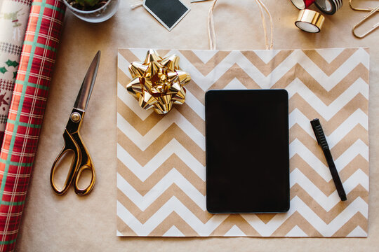 Making your holiday gift list by using a smart touch tablet