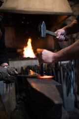 Herreros trabajando como se hacia antiguamente. Cuchilleria tradicional.