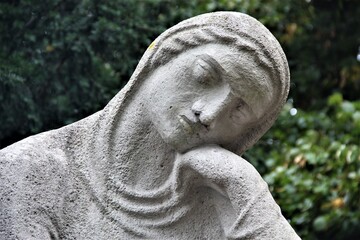 Nachdenkliche Frauenstatue