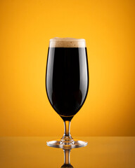 Cerveza Stout en vaso en fondo amarillo
